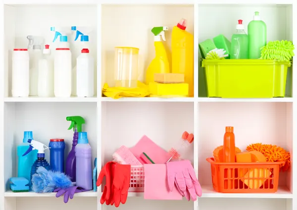 Prateleiras em despensa com produtos de limpeza para close-up em casa — Fotografia de Stock