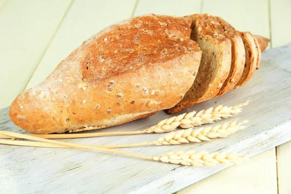 Pane caldo e gustoso, sul tagliere, da vicino — Foto Stock