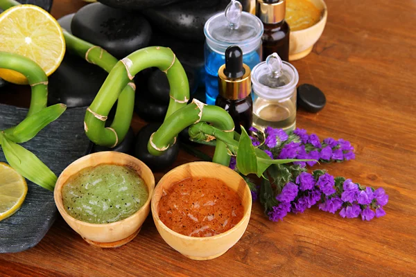 Composición de balnearios con óleos y piedras de spa sobre mesa de madera — Foto de Stock