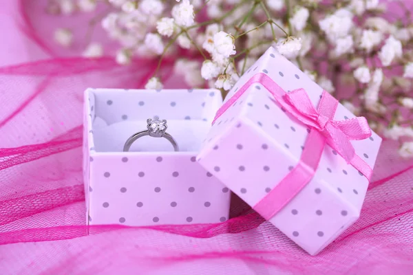 Verlobungsring auf rosa Tuch — Stockfoto
