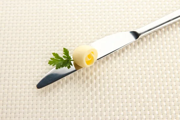 Кудряшка с маслом на ноже, закрой — стоковое фото