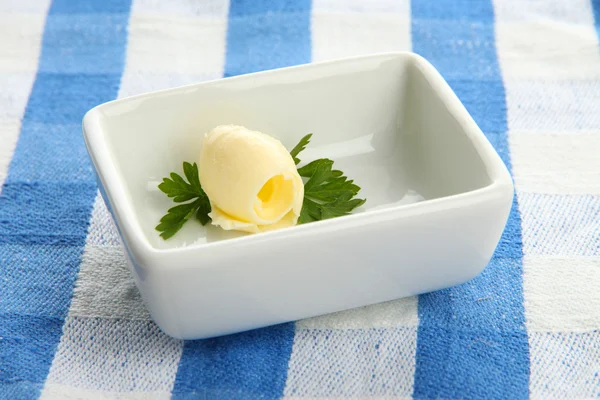 Boucle de beurre sur l'assiette, fermer — Photo