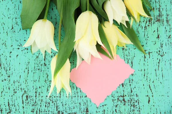 Hermosos tulipanes blancos sobre fondo de madera de color —  Fotos de Stock