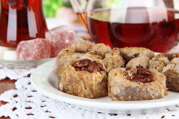 Baklava dulce en el plato con té en la mesa de primer plano — Foto de Stock