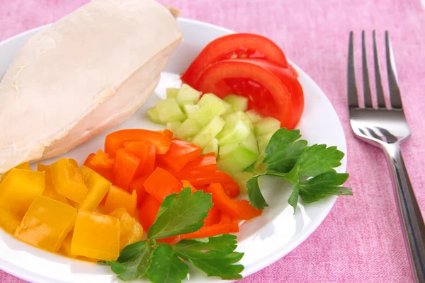 Poitrine de poulet bouillie sur assiette avec légumes gros plan — Photo