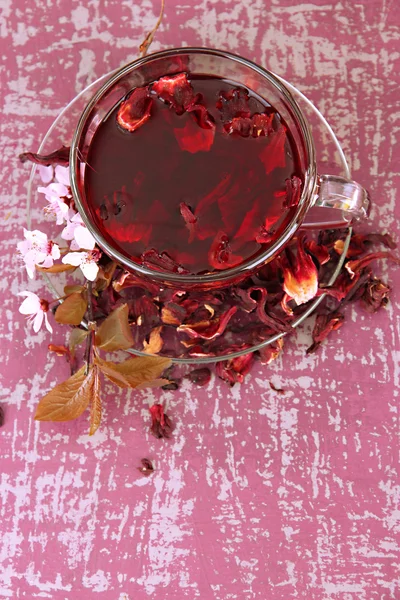 Chá de ervas em copo de vidro, na cor de fundo de madeira — Fotografia de Stock