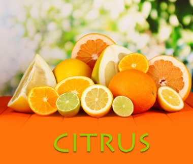 doğal zemin üzerine ahşap masa üzerinde olgunlaşmış narenciye lots