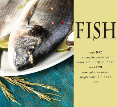 iki plaka üzerinde mavi ahşap masa yakın çekim limonlu dorado balık