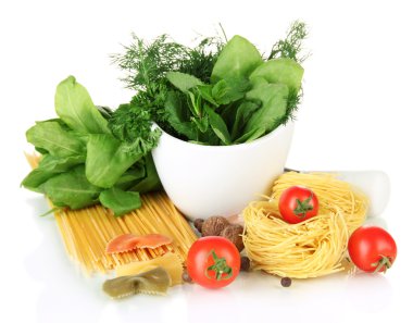 harç, makarna ve yeşil bitkiler, üzerinde beyaz izole bileşimi