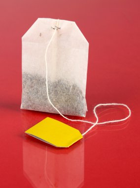 çay torba kırmızı zemin üzerine