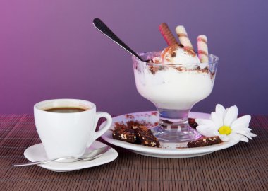 gofret sopa ve gri arka plan üzerine kahve dondurma