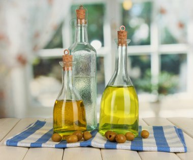 Özgün cam şişeler penceresi arka plan üzerinde ahşap masa üstünde salata sosu ile