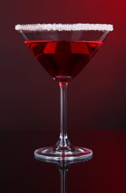 kokteyl martini bardağına koyu kırmızı zemin üzerine kırmızı