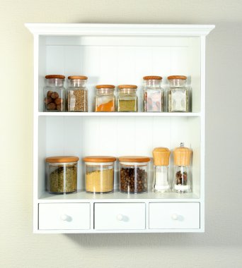 güzel beyaz cam şişe içinde baharatlar ile raflar