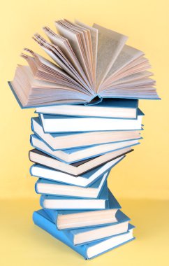 bej renkli arka plan üzerinde sarmal kitaplar