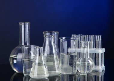 mavi-siyah arka plan üzerinde test tüpleri