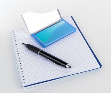 Mavi kart sahibi, defter ve kalem üzerinde beyaz izole