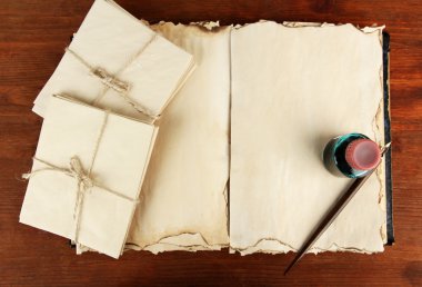 eski kitap, mektup ve tükenmez kalem ahşap arka plan üzerine açık