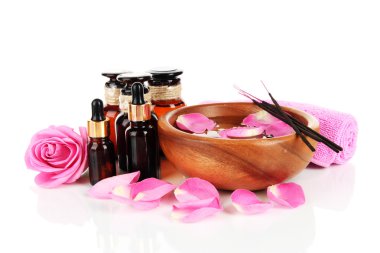 Spa kompozisyon üzerinde beyaz izole aroma yağları ile