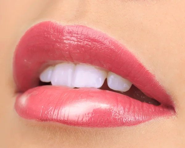 Hermoso maquillaje de glamour labios brillantes de color rosa — Foto de Stock