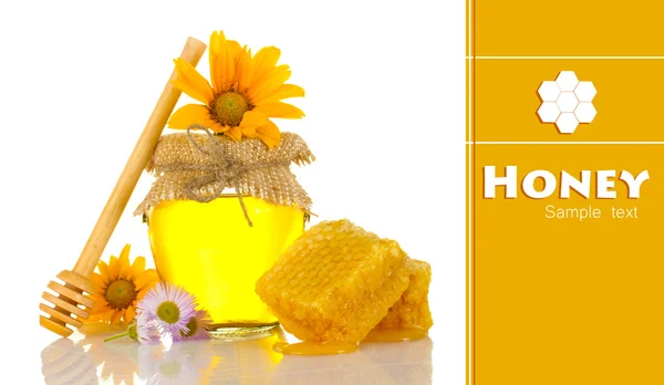 Vaso di miele e favi isolato su bianco — Foto Stock