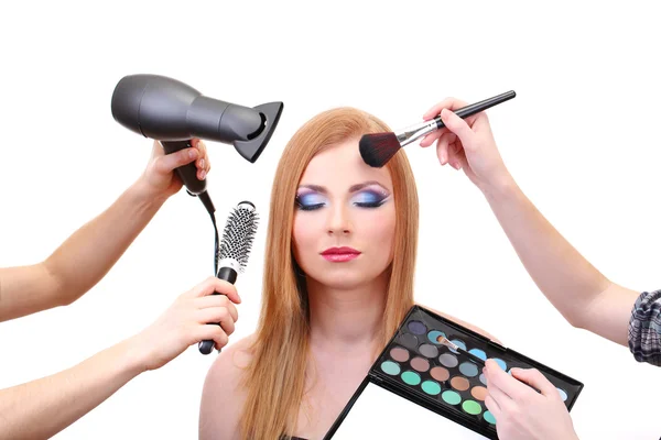 Belle jeune femme et les mains avec des ombres à paupières, brosse et sèche-cheveux, isolé sur blanc — Photo