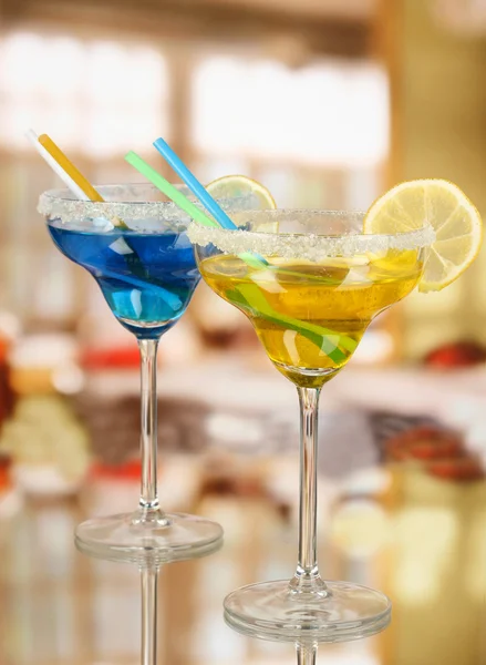 Gele en blauwe cocktails in bril op kamer achtergrond — Stockfoto