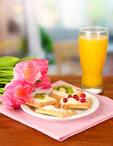 Νόστιμα καναπεδάκια με τυρί, ακτινίδιο και cranberry, αμύγδαλο, στο πιάτο χρώμα, σε φωτεινό φόντο — Φωτογραφία Αρχείου