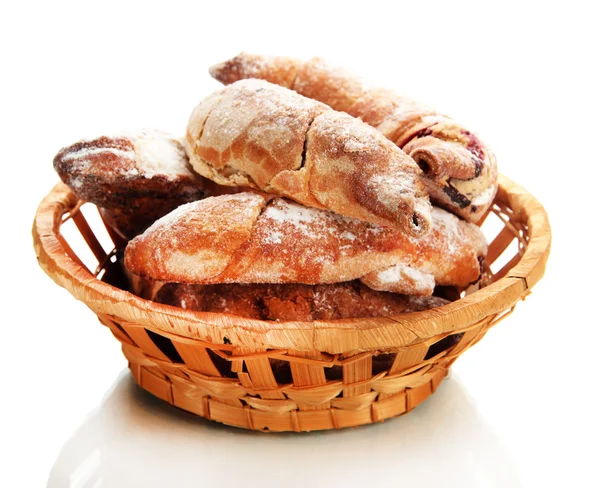 Croissants gosto em cesta isolada no whit — Fotografia de Stock