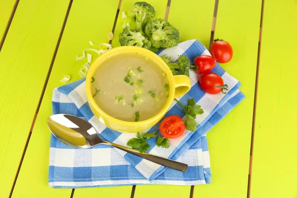 Diet soup with vegetables in cup on green wooden table close-up — Stock Photo, Image