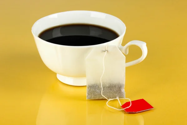 Taza de té con bolsa de té sobre fondo amarillo —  Fotos de Stock