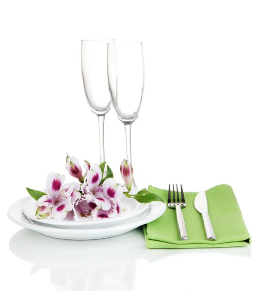 Cenário de mesa festiva com flores isoladas em branco — Fotografia de Stock