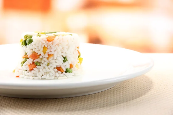 Delicioso risotto con verduras en la mesa en la cafetería — Foto de Stock