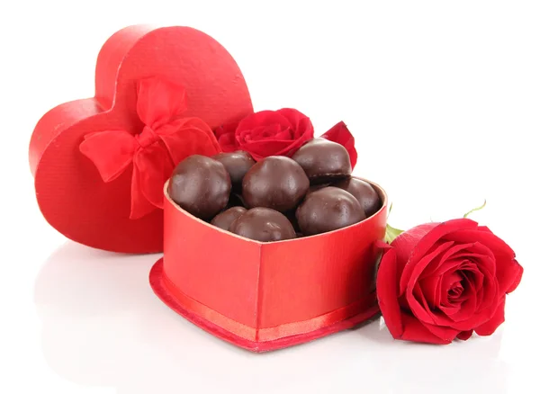 Doces de chocolate em caixa de presente, isolado em branco — Fotografia de Stock