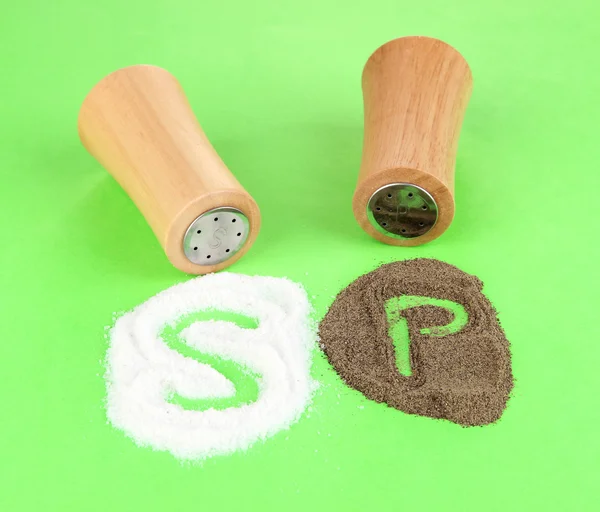 Salt e pimentão shakers no fundo de cor — Fotografia de Stock