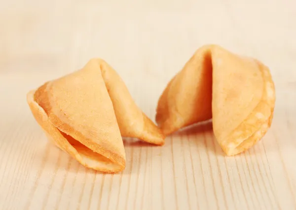 Biscuits chinois sur table en bois — Photo