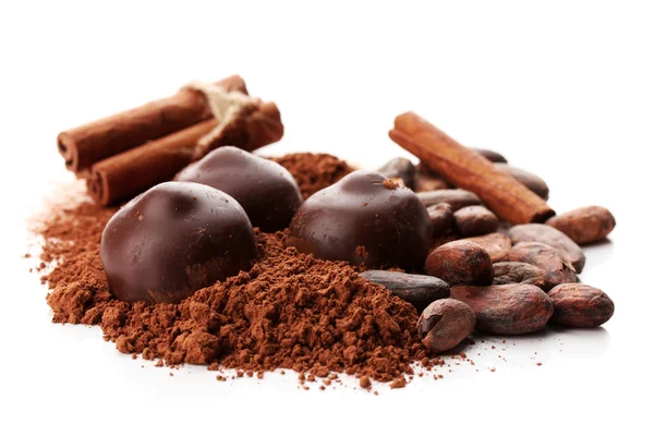 Σύνθεση της σοκολάτας, γλυκά, κακάο και μπαχαρικά, που απομονώνονται σε λευκό — Φωτογραφία Αρχείου