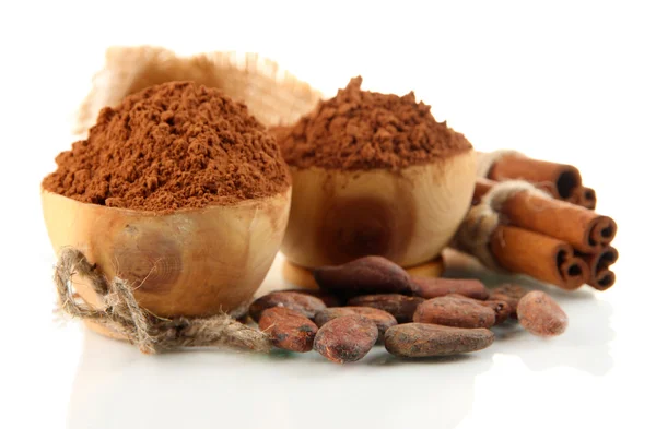 Poeder van de cacao in houten kommen en specerijen, geïsoleerd op wit — Stockfoto