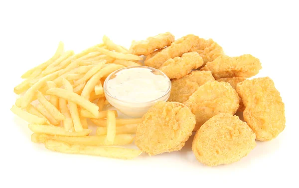 Nuggets z kurczaka smażone z frytkami i sosem na białym tle — Zdjęcie stockowe