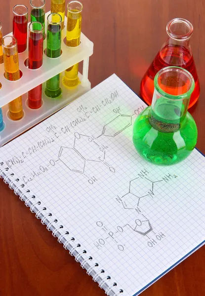 다채로운 액체와 테이블에 수식을 테스트 튜브 — 스톡 사진