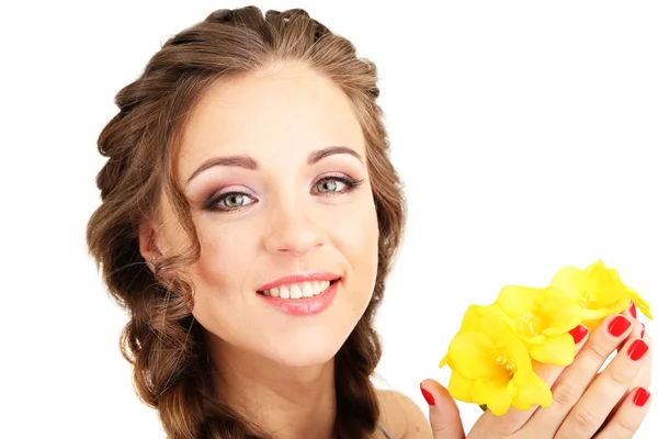 Giovane donna con bella acconciatura e fiori, isolata su bianco — Foto Stock