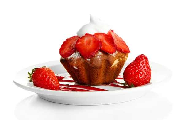 Gâteau au muffin savoureux aux fraises et chocolat sur assiette, isolé sur blanc — Photo
