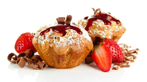 Lekkere muffin cakes met aardbeien en chocolade, geïsoleerd op wit — Stockfoto