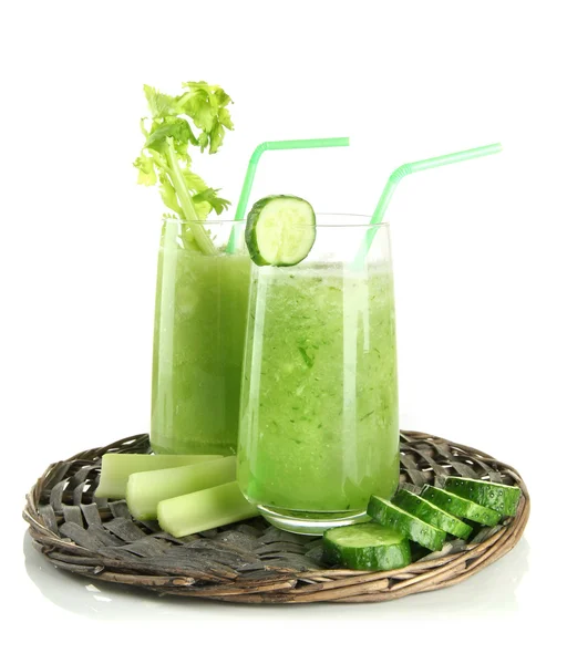 Очки зеленого овощного сока, изолированные на белом — стоковое фото