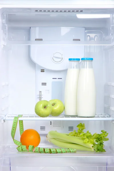 Abra o refrigerador com comida de dieta — Fotografia de Stock