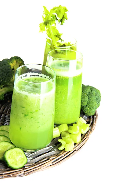 Bicchieri di succo vegetale verde, isolati su bianco — Foto Stock