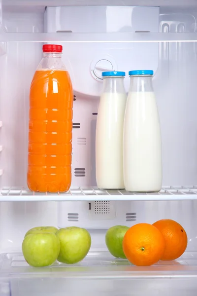 Kulkas terbuka dengan makanan vegetarian (diet) — Stok Foto