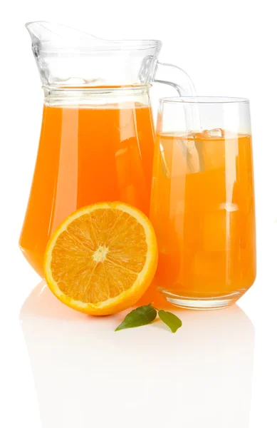 Glas en werper van jus d'orange geïsoleerd op wit — Stockfoto