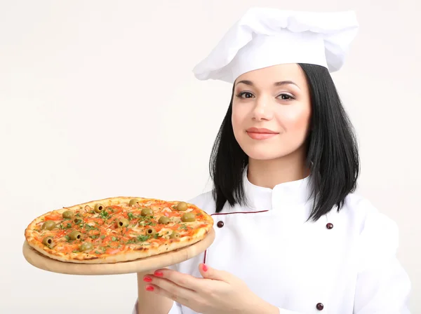 Güzel kız Şef-tencere üzerinde beyaz izole pizza ile — Stok fotoğraf