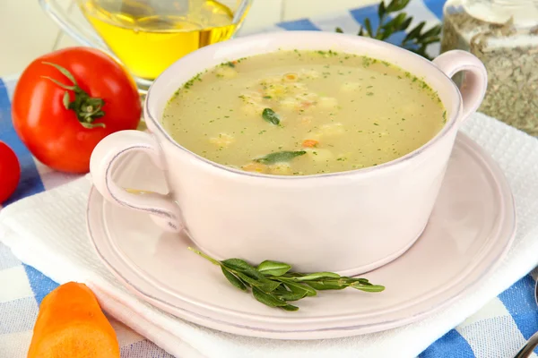 Nourishing soup in pink pan on wooden table close-up — Stock Photo, Image